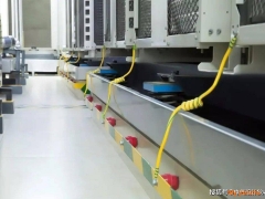 低壓配電系統接地中，系統接地與保護接地有何區別？